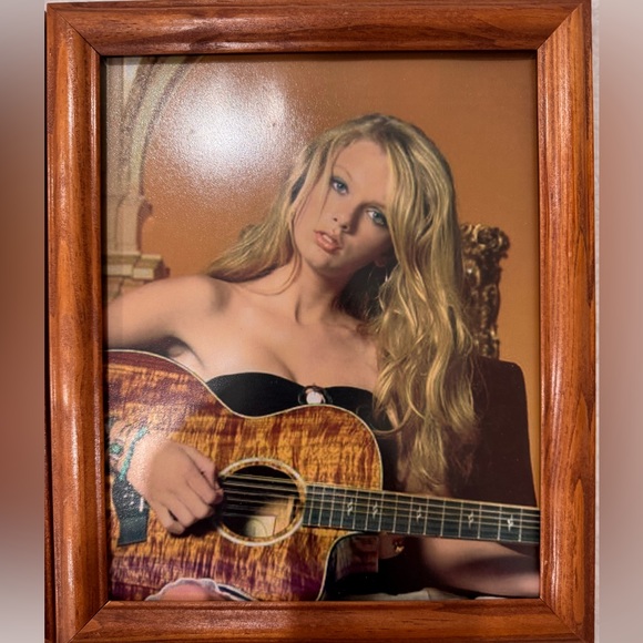 2 Framed Photos of Young Taylor Swift - Picture 2 of 6